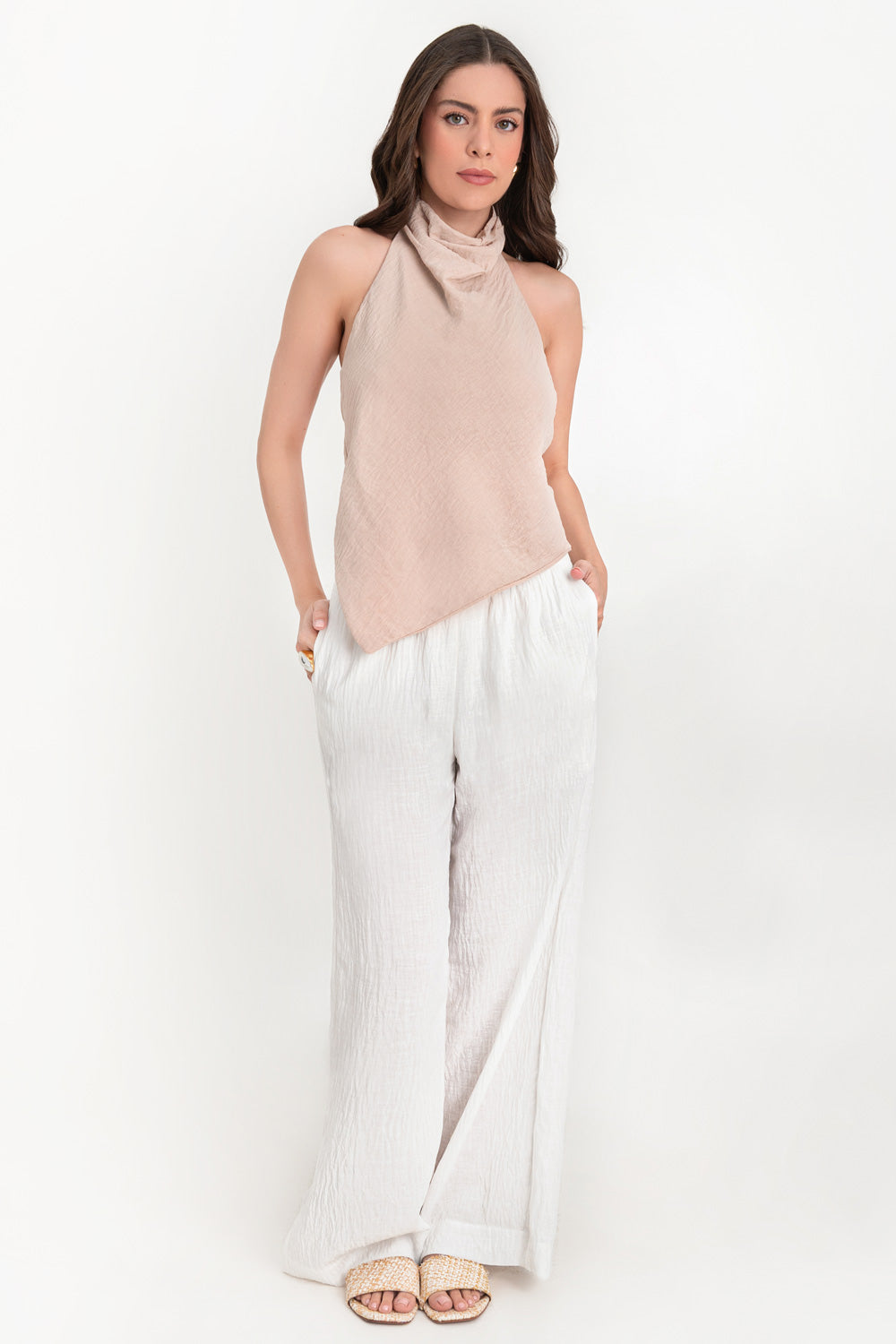 Blusa halter asimétrica fit fluido escote espalda beige – HIGHSTREET