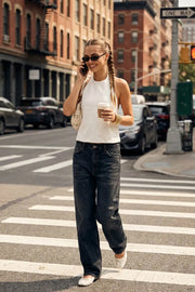 Blusa de fit fluido, cuello halter con nudo amarrable posterior, escote en espalda y cierre posterior con trabilla ajustable.