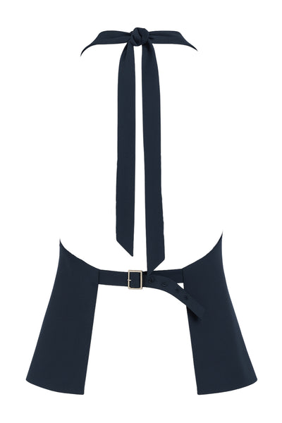 Blusa de fit fluido, cuello halter con nudo amarrable posterior, escote en espalda y cierre posterior con trabilla ajustable.