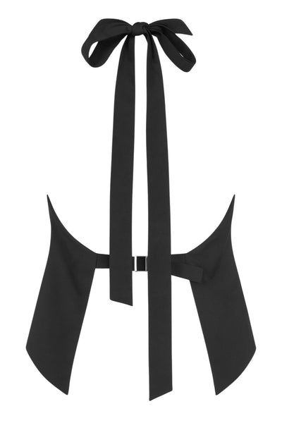 Blusa de fit fluido, cuello halter con nudo amarrable posterior, escote en espalda y cierre posterior con trabilla ajustable.