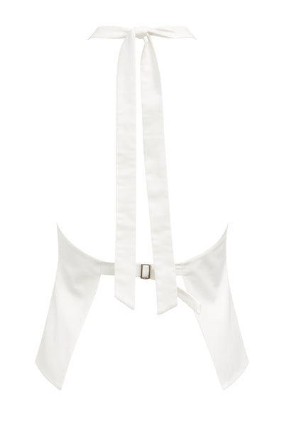 Blusa de fit fluido, cuello halter con nudo amarrable posterior, escote en espalda y cierre posterior con trabilla ajustable.