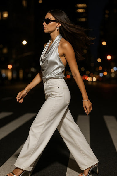 Blusa satinada corta de cuello halter, escote fluido frontal y en espalda.