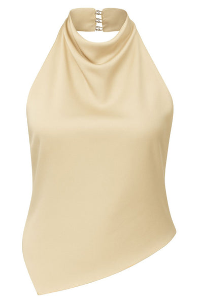 Blusa halter de cuello alto fluido, sin mangas, fit recto, escote en espalda y bajo asimétrico frontal. Cierre posterior con botón y ojal.