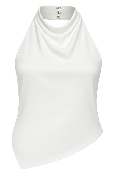 Blusa halter de cuello alto fluido, sin mangas, fit recto, escote en espalda y bajo asimétrico frontal. Cierre posterior con botón y ojal.