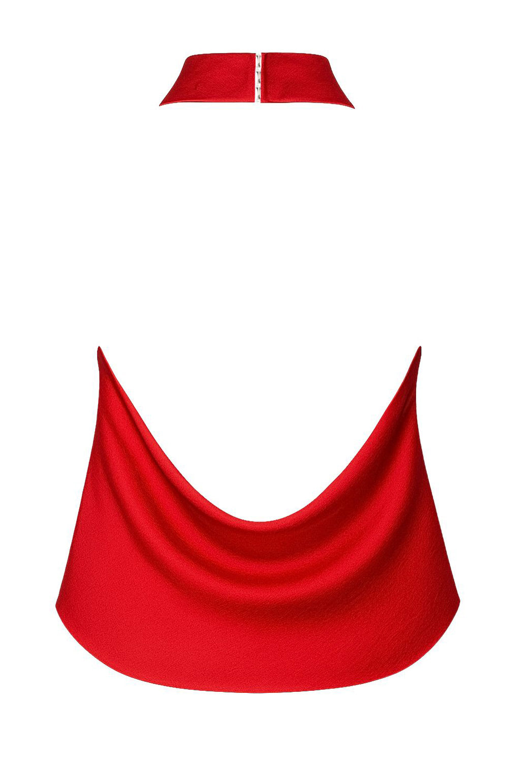 Blusa halter de cuello alto fluido, sin mangas, fit recto, escote en espalda y bajo asimétrico frontal. Cierre posterior con botón y ojal.