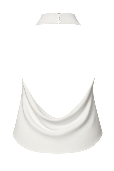 Blusa halter de cuello alto fluido, sin mangas, fit recto, escote en espalda y bajo asimétrico frontal. Cierre posterior con botón y ojal.