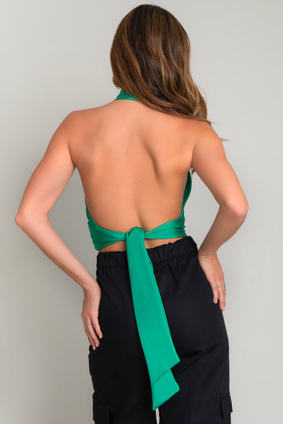 Blusa corta halter de fit ajustado, cuello alto con detalles plisados, escote en espalda y cierre posterior con botón y ojal. Detalle de lazo amarrable en espalda.