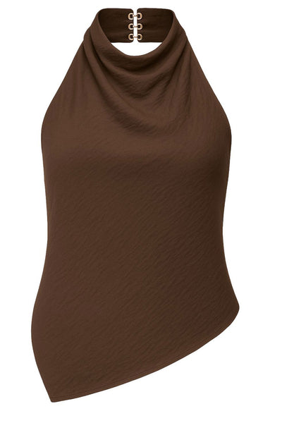 Blusa halter de cuello alto fluido, sin mangas, fit recto, escote en espalda y bajo asimétrico frontal. Cierre posterior con broche oculto.