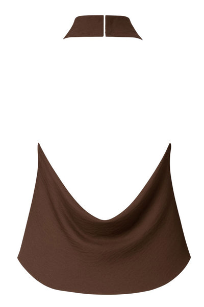 Blusa halter de cuello alto fluido, sin mangas, fit recto, escote en espalda y bajo asimétrico frontal. Cierre posterior con broche oculto.