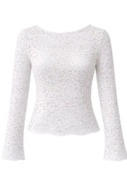 Blusa de encaje, fit ajustado, cuello barco, manga larga con puño amplio y detalle decorativo en bordes.