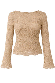 Blusa de encaje, fit ajustado, cuello barco, manga larga con puño amplio y detalle decorativo en bordes.