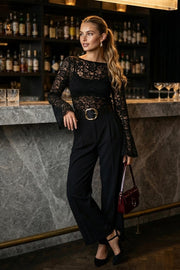Blusa de encaje, fit ajustado, cuello barco, manga larga con puño amplio y detalle decorativo en bordes.