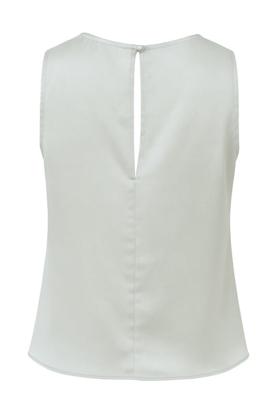 Blusa sin mangas de fit recto, cuello fluido y cierre posterior con botón y ojal.