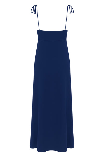 Blusa larga de fit fluido, tirantes delgados con nudo ajustable, escote v con cortes, abertura frontal y cierre con botón.