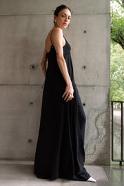 Blusa larga de fit fluido, tirantes delgados con nudo ajustable, escote v con cortes, abertura frontal y cierre con botón.