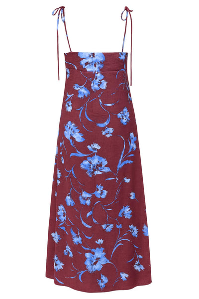 Blusa larga estampada, de fit fluido, tirantes delgados con nudo ajustable, escote v con cortes, abertura frontal y cierre con botón.