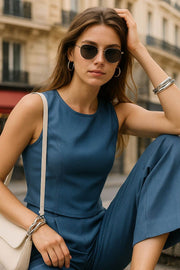 Blusa corta de fit ajustado, sin mangas, cuello redondo, pinzas frontales y cut out en espalda con lazo amarrable posterior. Cierre posterior con broche.