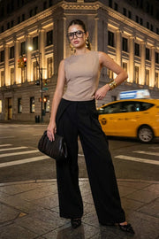 Blusa corta de fit ajustado, sin mangas, cuello redondo, pinzas frontales y cut out en espalda con lazo amarrable posterior. Cierre posterior con broche.