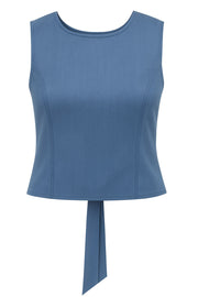 Blusa corta de fit ajustado, sin mangas, cuello redondo, pinzas frontales y cut out en espalda con lazo amarrable posterior. Cierre posterior con broche.