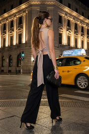 Blusa corta de fit ajustado, sin mangas, cuello redondo, pinzas frontales y cut out en espalda con lazo amarrable posterior. Cierre posterior con broche.