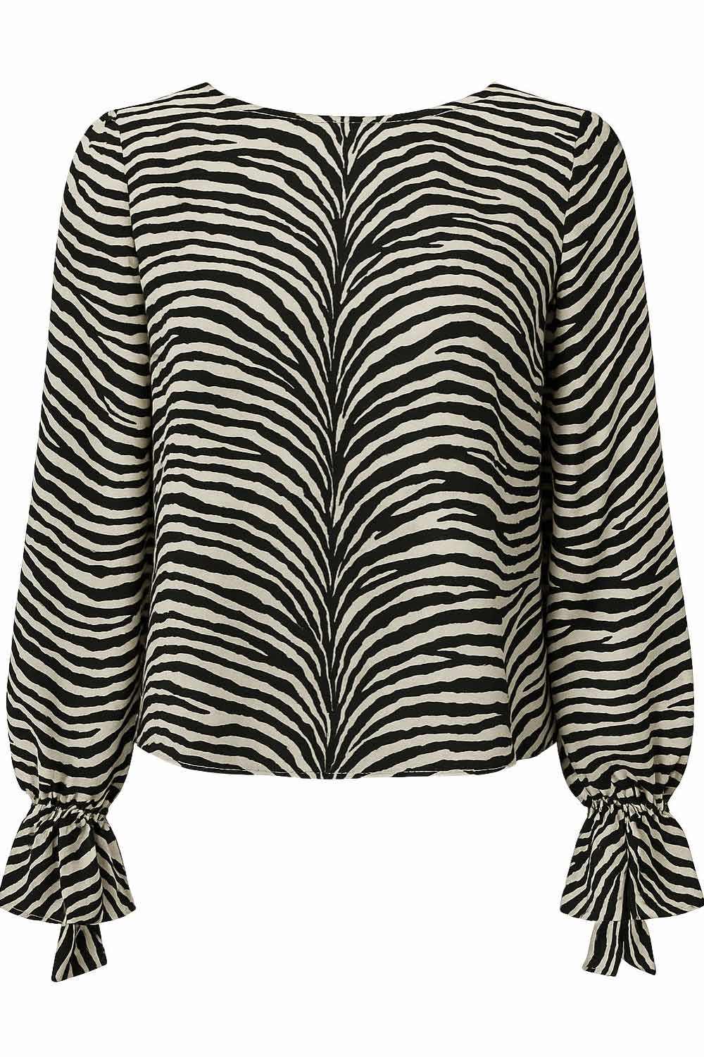 Blusa de estampado animal, fit fluido, manga larga abullonada con rib elástico y olanes en puños, cuello barco y escote fluido en espalda con lazo amarrable posterior.