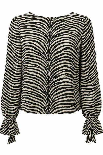 Blusa de estampado animal, fit fluido, manga larga abullonada con rib elástico y olanes en puños, cuello barco y escote fluido en espalda con lazo amarrable posterior.