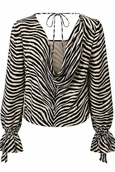 Blusa de estampado animal, fit fluido, manga larga abullonada con rib elástico y olanes en puños, cuello barco y escote fluido en espalda con lazo amarrable posterior.