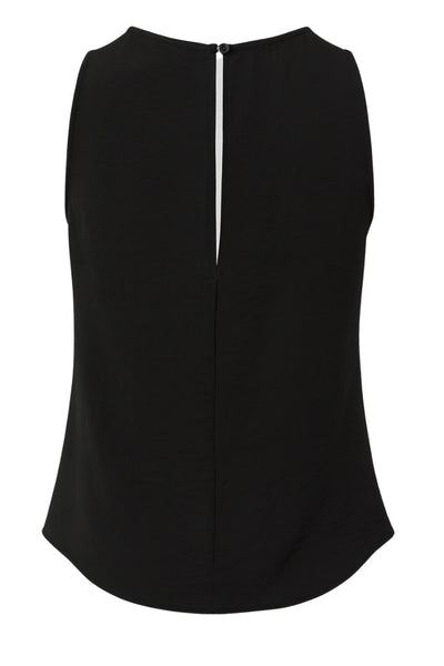 Blusa de fit fluido, sin mangas y cuello fluido con detalles plisados en hombros. Cierre posterior con botón y ojal.