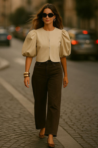 Blusa corta de fit recto, cuello redondo, manga corta amplia globo con volumen en borde, cierre frontal con broches ocultos y bajo curveado frontal.