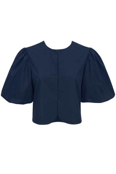 Blusa corta de fit recto, cuello redondo, manga corta amplia globo con volumen en borde, cierre frontal con broches ocultos y bajo curveado frontal.