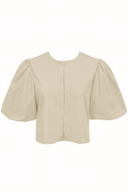 Blusa corta de fit recto, cuello redondo, manga corta amplia globo con volumen en borde, cierre frontal con broches ocultos y bajo curveado frontal.