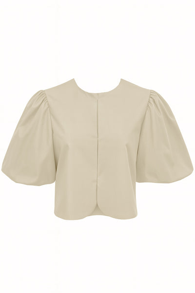 Blusa corta de fit recto, cuello redondo, manga corta amplia globo con volumen en borde, cierre frontal con broches ocultos y bajo curveado frontal.