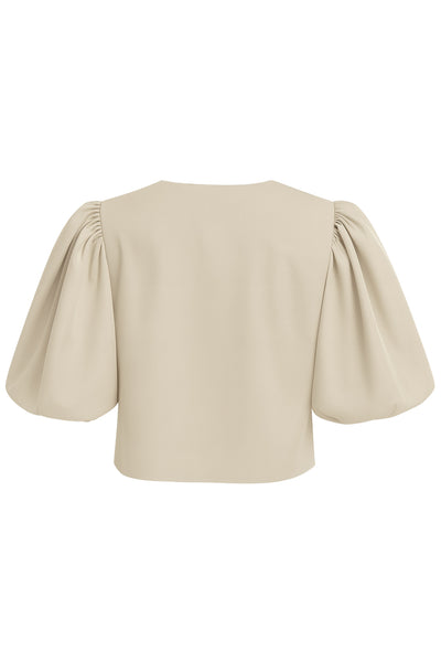 Blusa corta de fit recto, cuello redondo, manga corta amplia globo con volumen en borde, cierre frontal con broches ocultos y bajo curveado frontal.