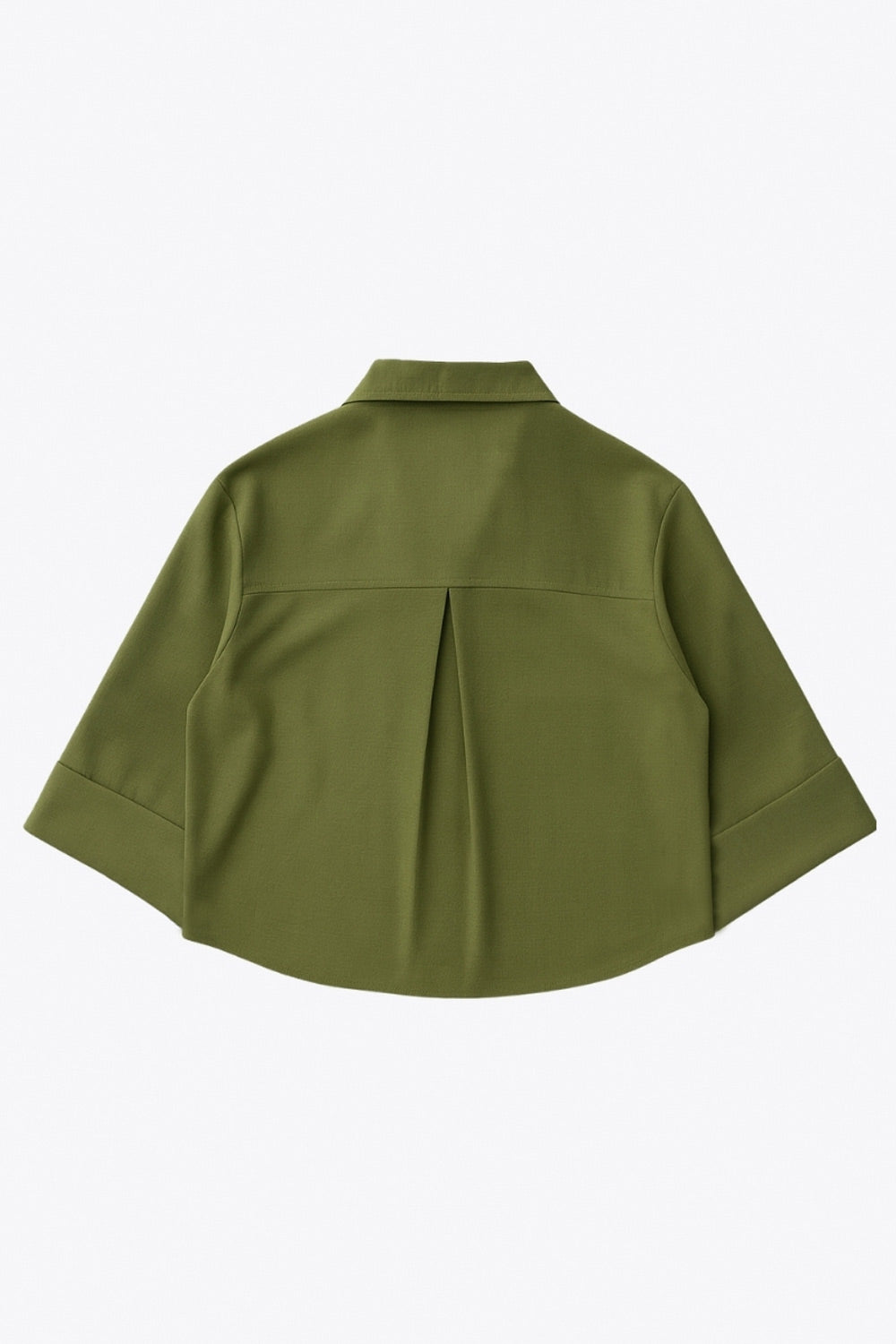 Camisa corta de fit oversized, manga 3/4 amplia con doblez en puños, cuello camisero, bolsillos frontales decorativos con cartera y pinza de amplitud en espalda. Cierre frontal con hilera de botones.