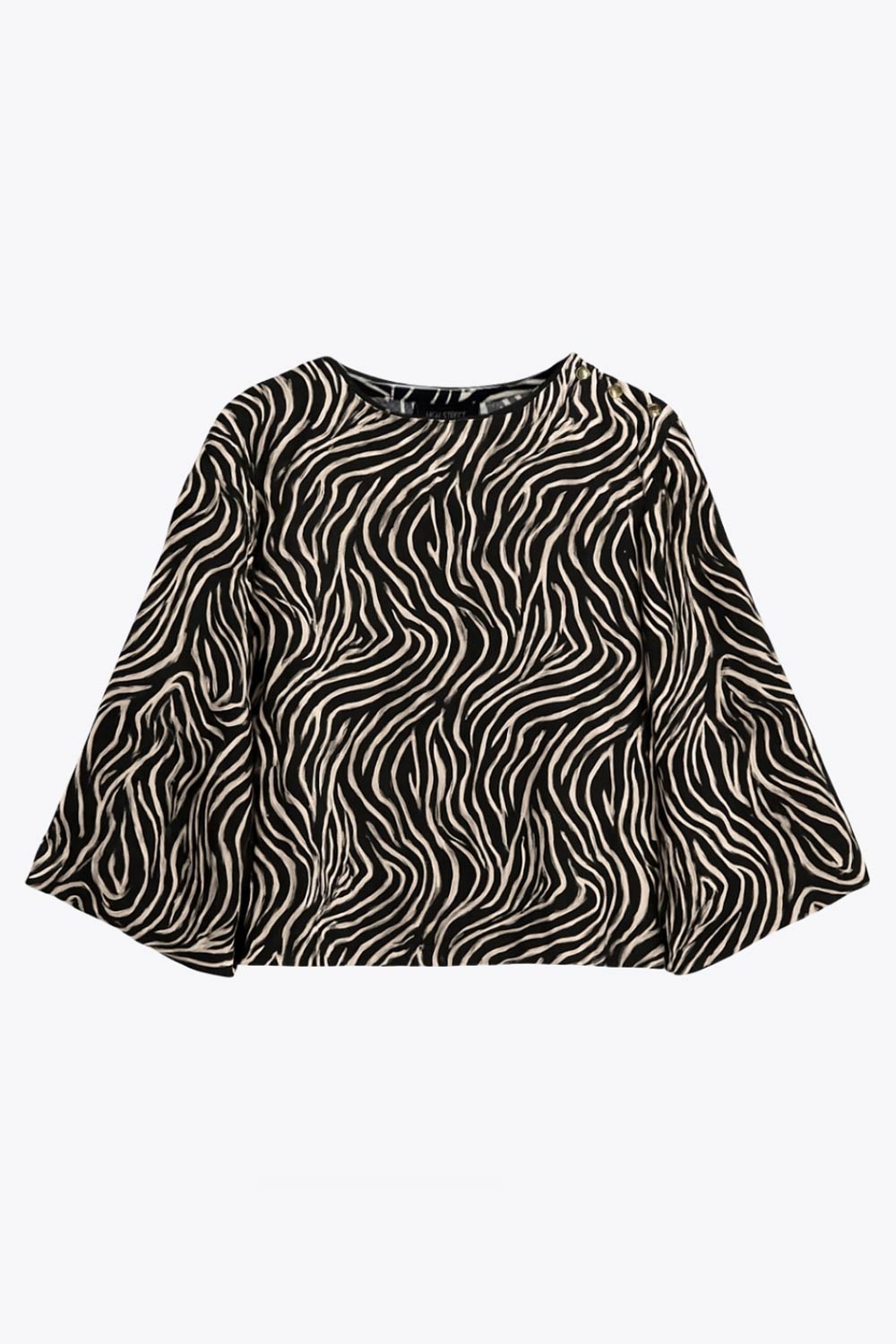 Blusa estampada de fit fluido, manga amplia 3/4, cuello barco y botones decorativos en hombro.