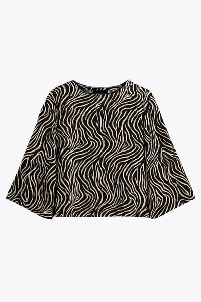 Blusa estampada de fit fluido, manga amplia 3/4, cuello barco y botones decorativos en hombro.