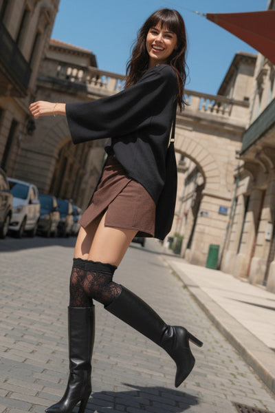 Blusa amplia de fit fluido, cuello redondo, manga larga con hombro caído y botones decorativos en hombro.