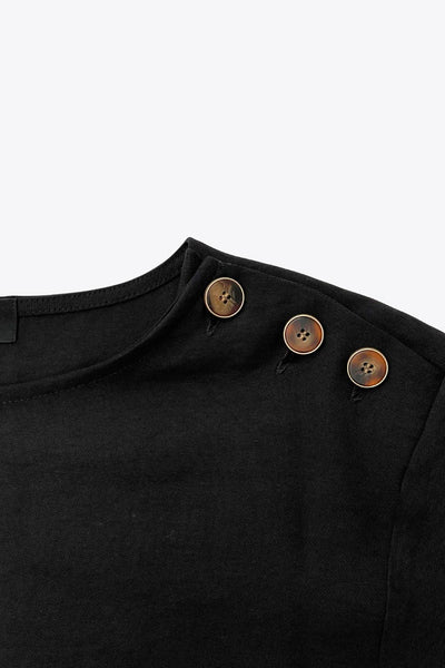 Blusa amplia de fit fluido, cuello redondo, manga larga con hombro caído y botones decorativos en hombro.