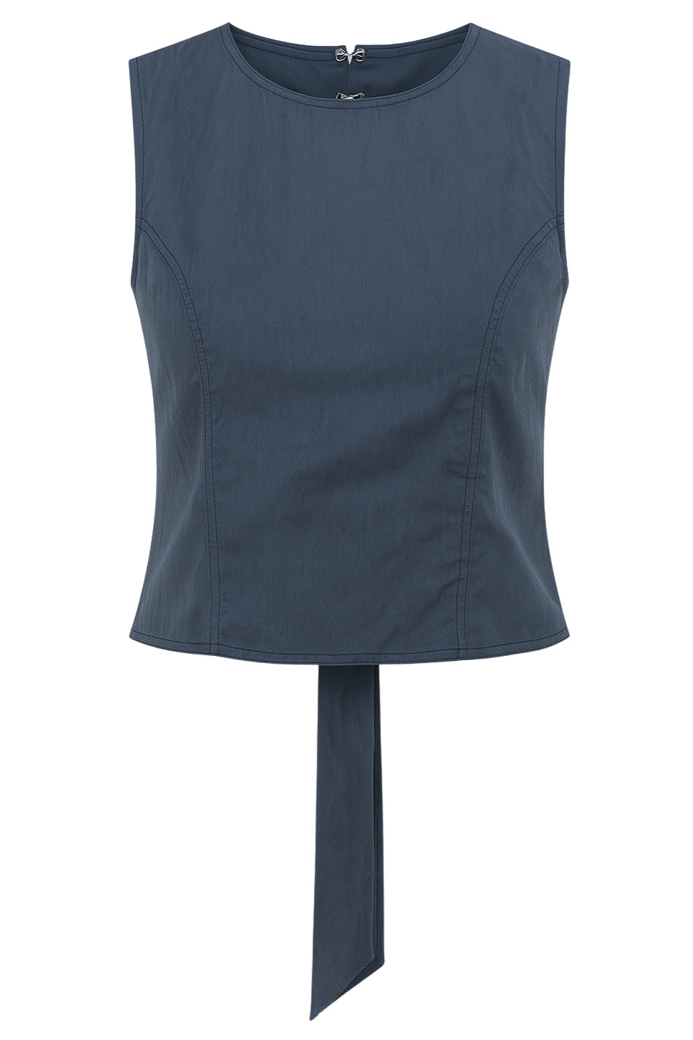 Blusa corta de fit ajustado, sin mangas, cuello redondo, pinzas frontales y cut out en espalda con lazo amarrable posterior. Cierre posterior con broche.