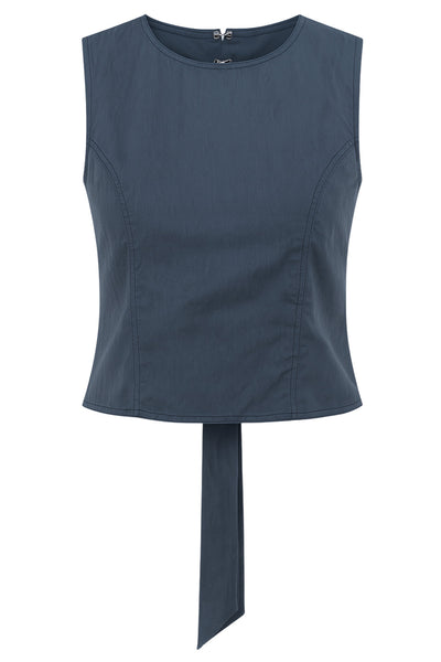 Blusa corta de fit ajustado, sin mangas, cuello redondo, pinzas frontales y cut out en espalda con lazo amarrable posterior. Cierre posterior con broche.