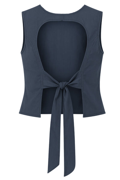 Blusa corta de fit ajustado, sin mangas, cuello redondo, pinzas frontales y cut out en espalda con lazo amarrable posterior. Cierre posterior con broche.