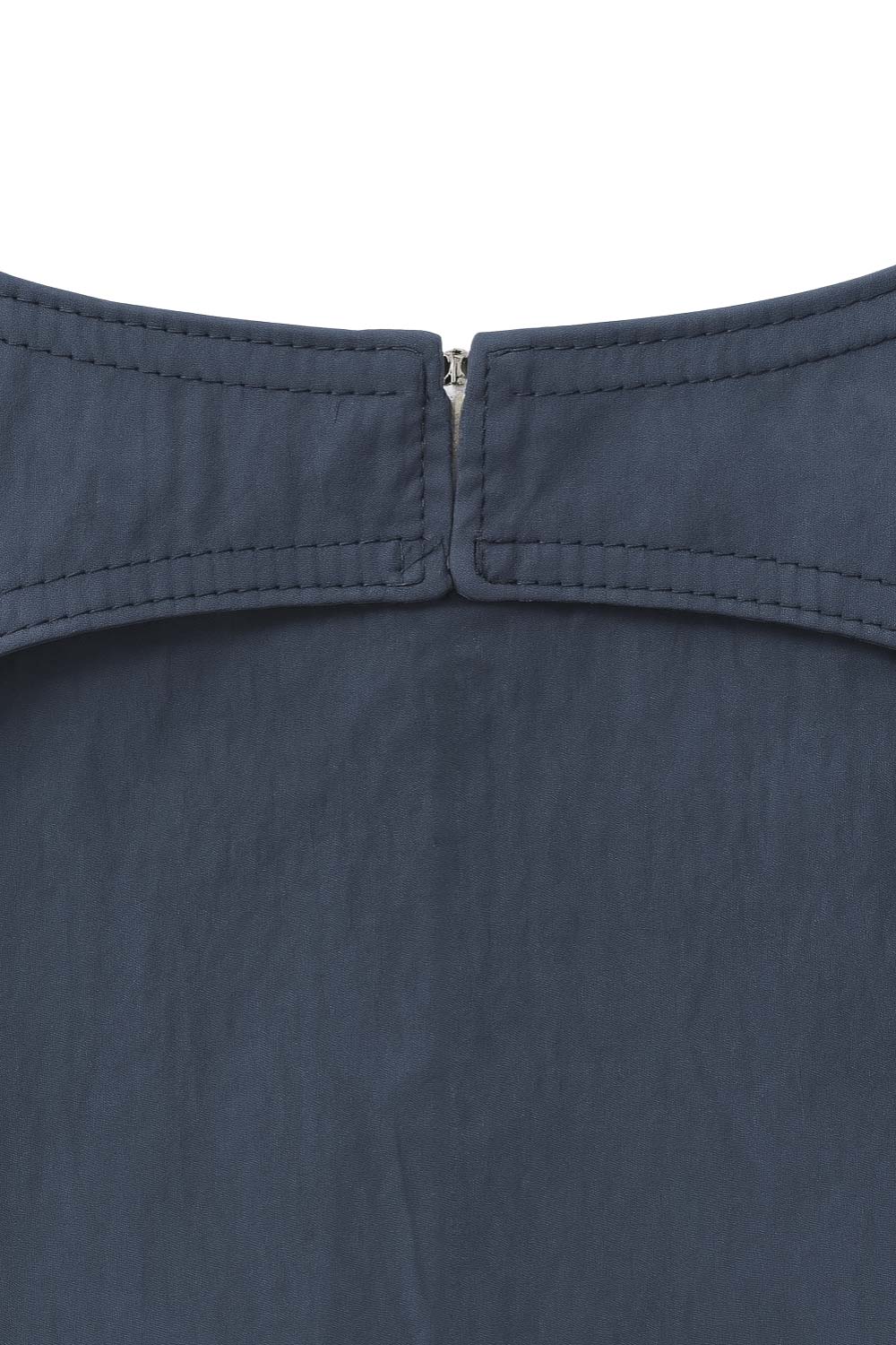 Blusa corta de fit ajustado, sin mangas, cuello redondo, pinzas frontales y cut out en espalda con lazo amarrable posterior. Cierre posterior con broche.