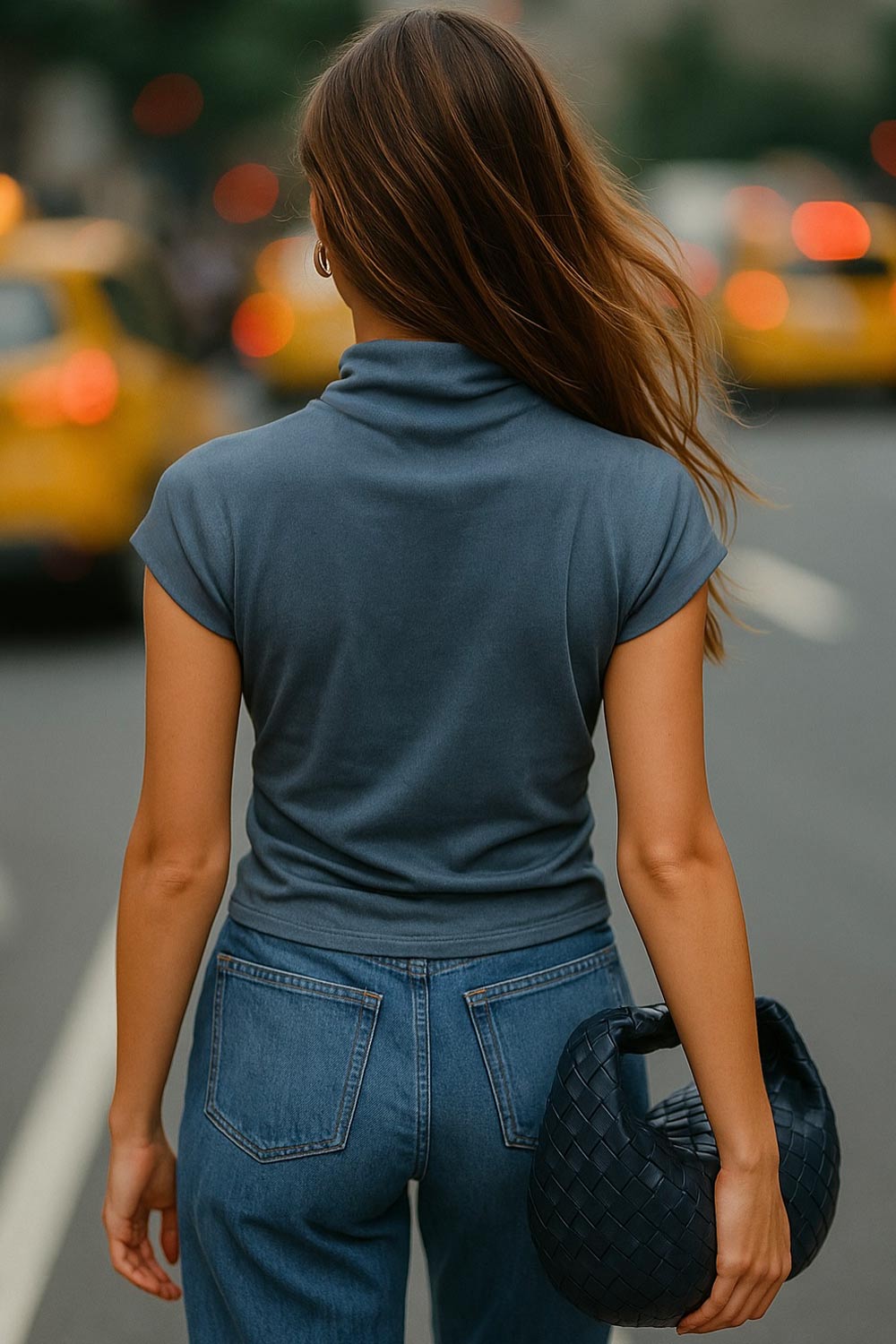 Blusa de gamuza, fit ajustado, cuello mock fluido, manga corta seguida y plisados en hombros.