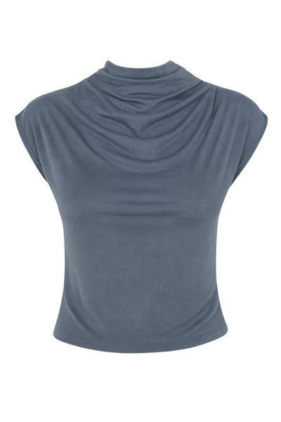 Blusa de gamuza, fit ajustado, cuello mock fluido, manga corta seguida y plisados en hombros.