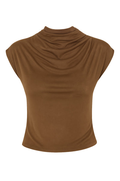 Blusa de gamuza, fit ajustado, cuello mock fluido, manga corta seguida y plisados en hombros.