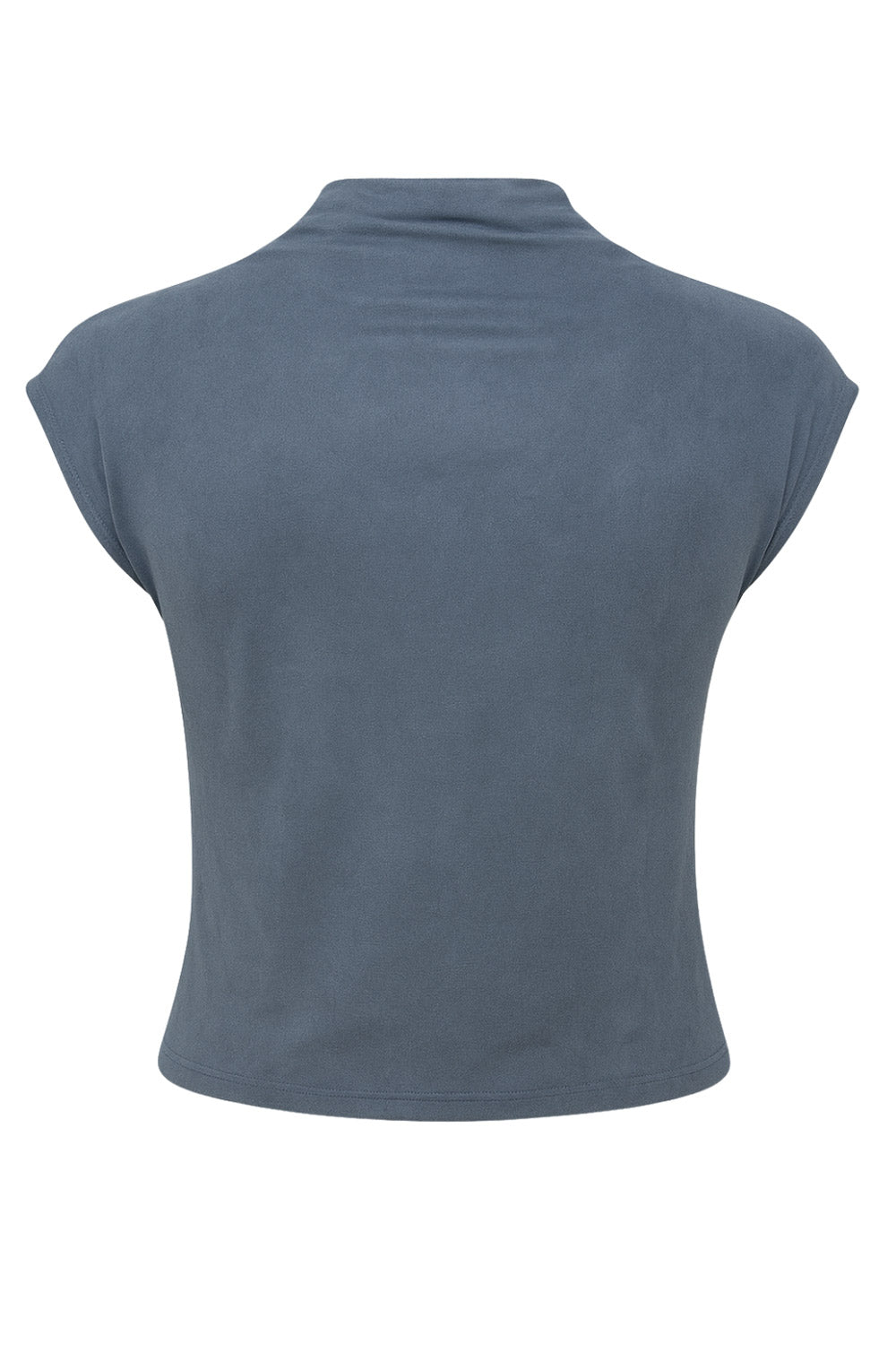 Blusa de gamuza, fit ajustado, cuello mock fluido, manga corta seguida y plisados en hombros.