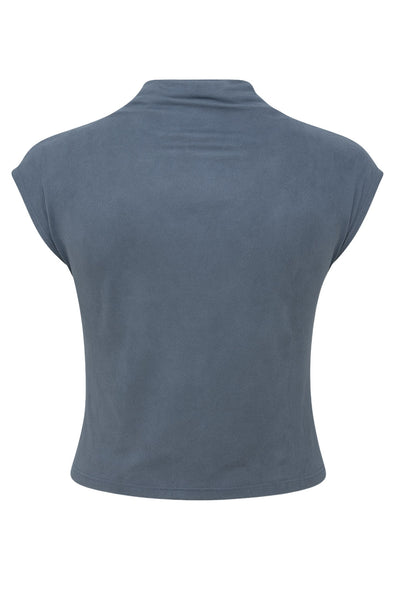 Blusa de gamuza, fit ajustado, cuello mock fluido, manga corta seguida y plisados en hombros.