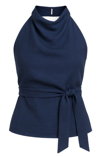 Blusa corta de fit recto, halter con cuello fluido, sin mangas, lazo amarrable en cintura, cierre posterior con botón y ojal.