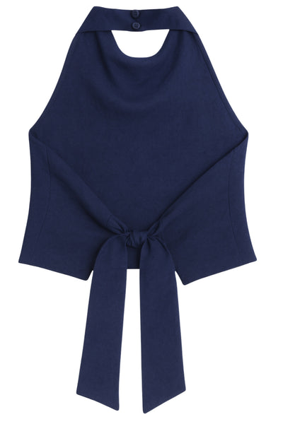 Blusa corta de fit recto, halter con cuello fluido, sin mangas, lazo amarrable en cintura, cierre posterior con botón y ojal.