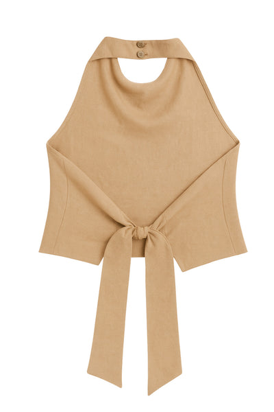 Blusa corta de fit recto, halter con cuello fluido, sin mangas, lazo amarrable en cintura, cierre posterior con botón y ojal.
